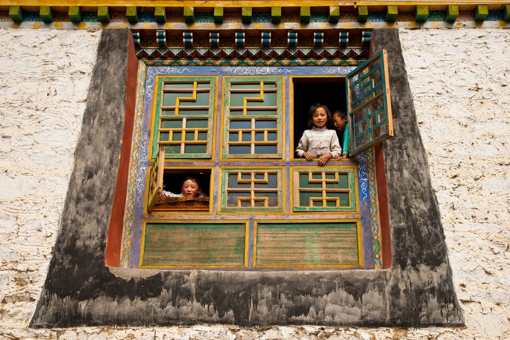 Yamashita photo - children and Tibetan architecture